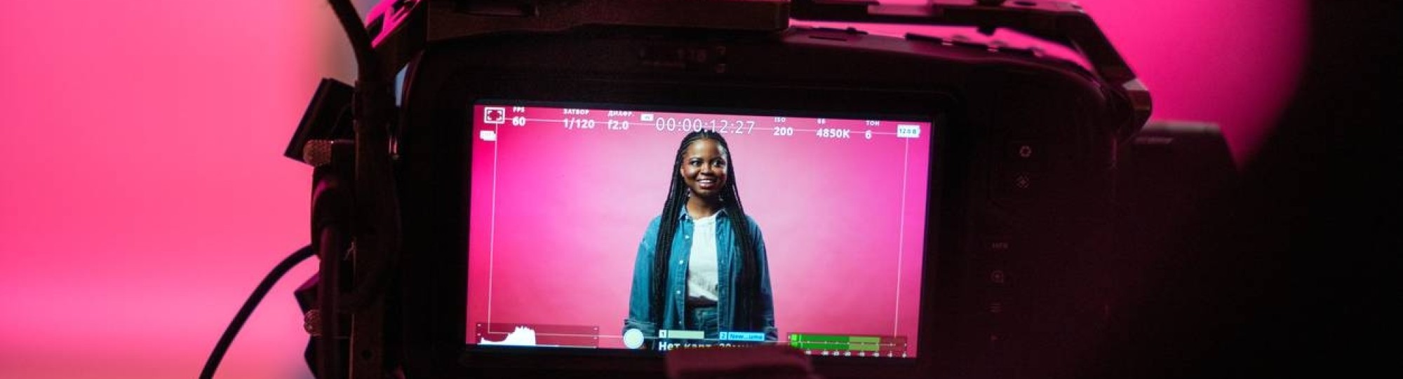 Videocamera met student erop voor contentcreatie