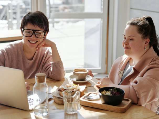 Twee vrouwen aan tafel met laptop, verstandelijke beperking