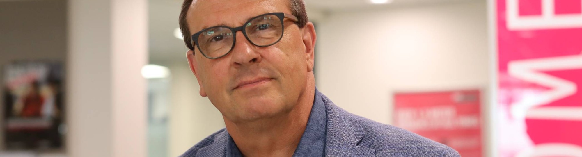 Portretfoto van kwartiermaker Morele Economie Paul van der Lecq. Genomen in de hal van Ruitenberglaan 31.