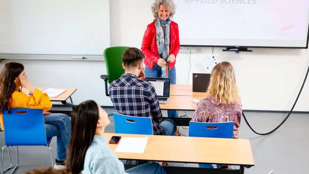 Docent voor de klas met internationale studenten