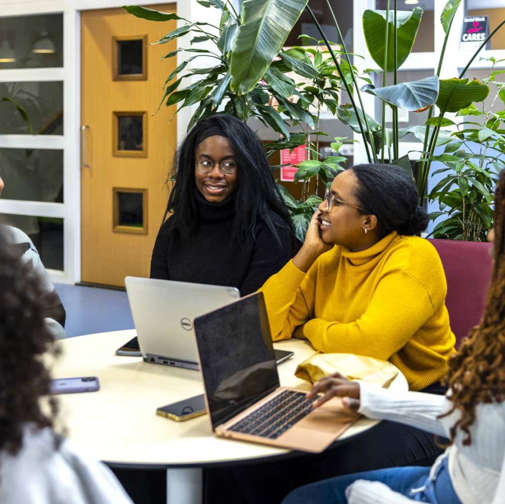 International Social Work. Groepje studenten aan tafel in gesprek op locatie Kapittelweg 33 in Nijmegen