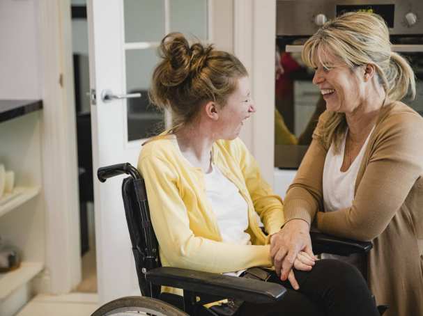 en gehandicapte dochter in rolstoel in keuken