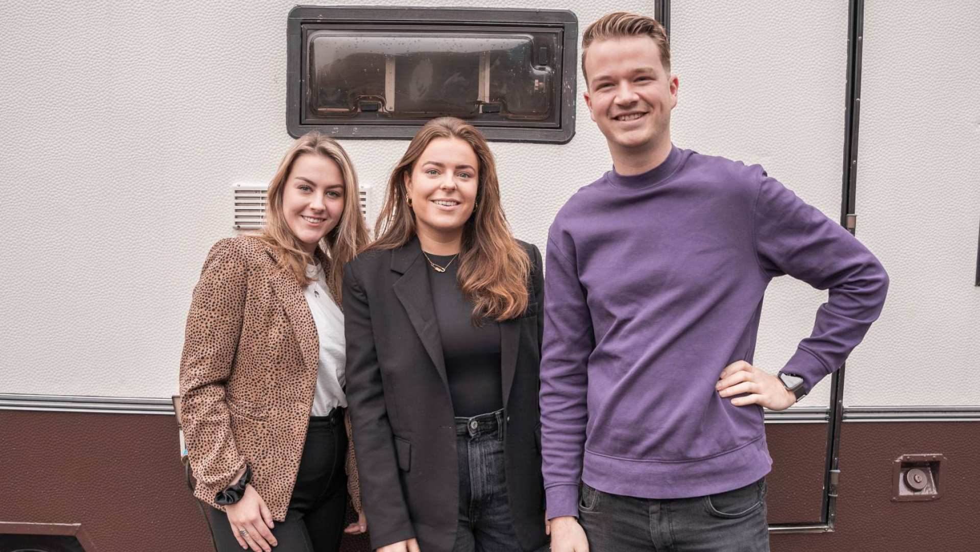 Studenten gaan in gesprek met Eva over de opleiding Learning and Deevlopment..