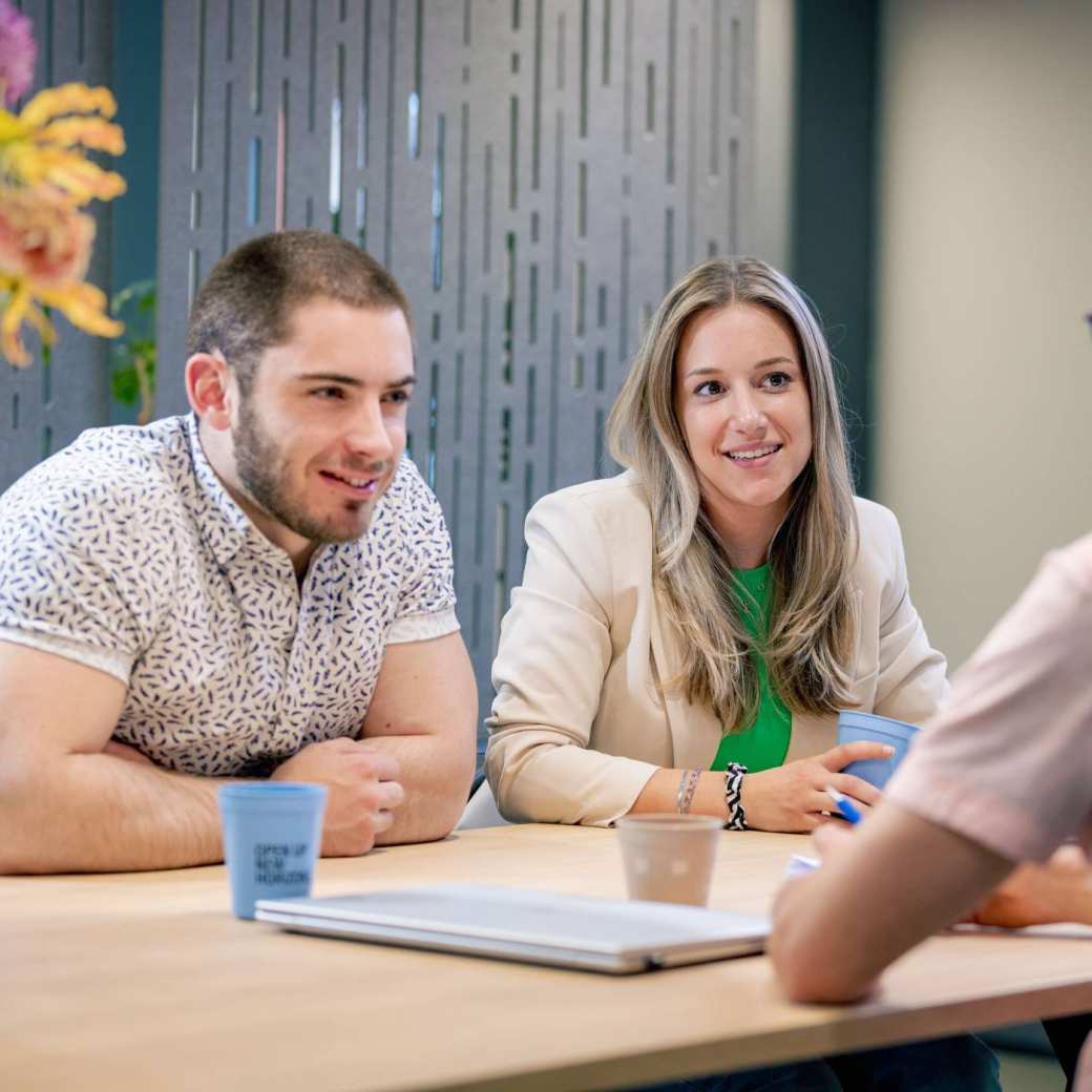 Studenten Finance, Tax and Advice oefenen een financieel adviesgesprek