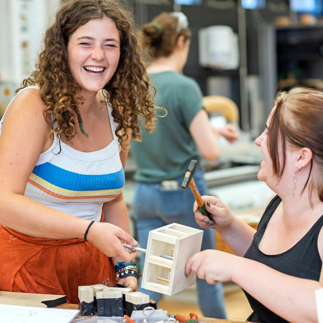 Twee Vaktherapie studenten werken en lachen samen tijdens les Beeldende Therapie