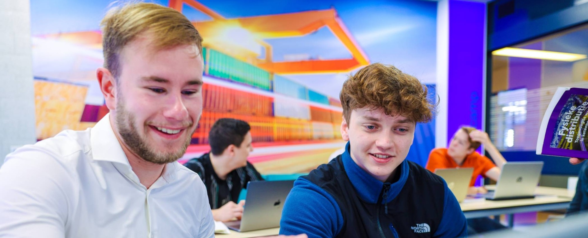 Studenten Logistics Management voltijd volgen les in de klas