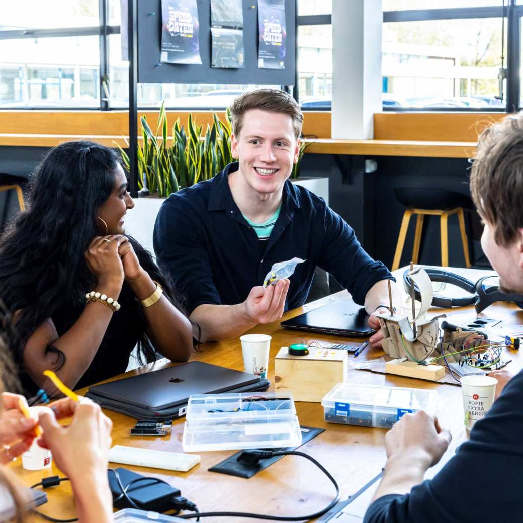 Studenten aan een tafel