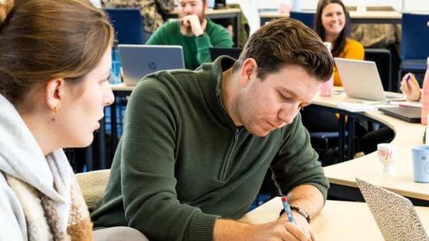 AMM LLO studenten werken tijdens de les aan een vraagstuk