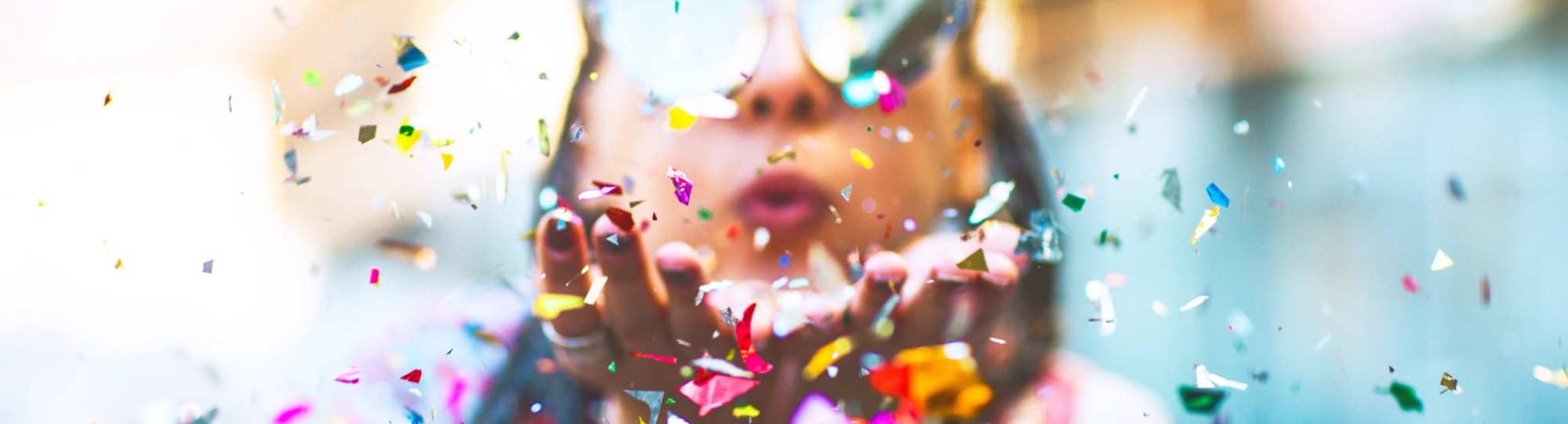 Meisje blaast confetti weg