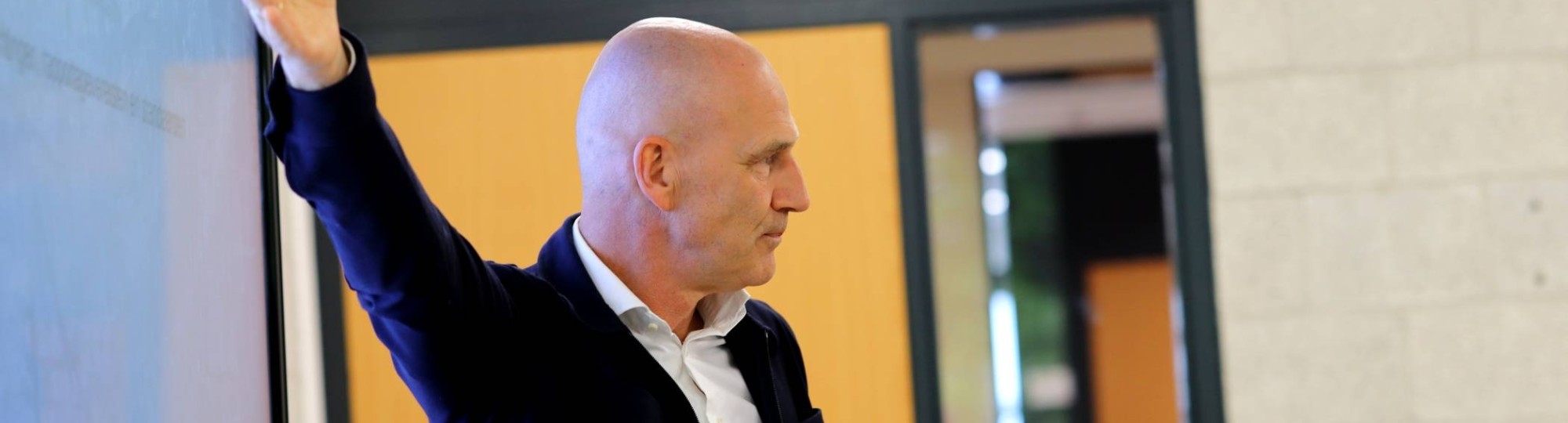 Paul Brouwer geeft les aan professionals in de cursus Aan de slag met CSRD. Locatie R31.