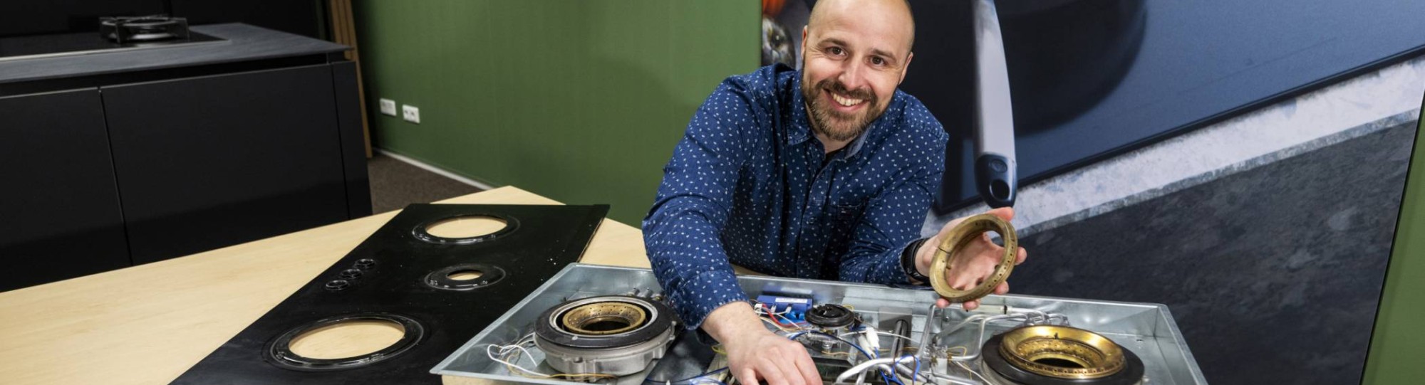 Alumnus van de master Engineering Systems werkt bij ATAG aan koken op waterstof.