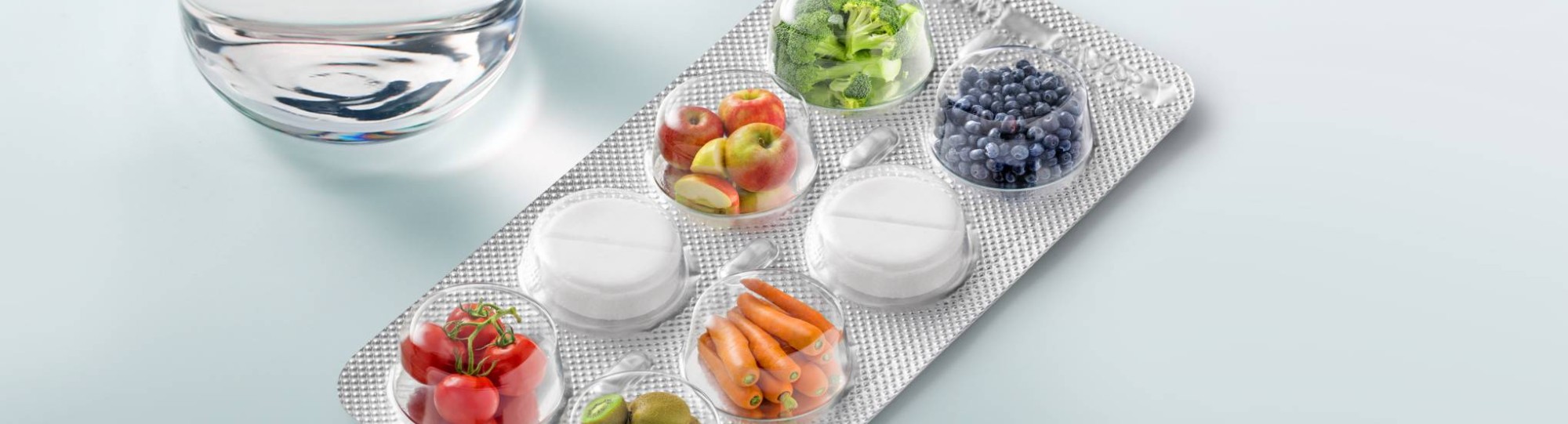 Een pillenstrip en een glas water