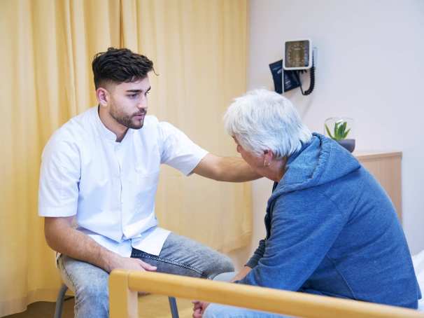 Voltijd Verpleegkunde student in gesprek met cliënt/ patiënt-2