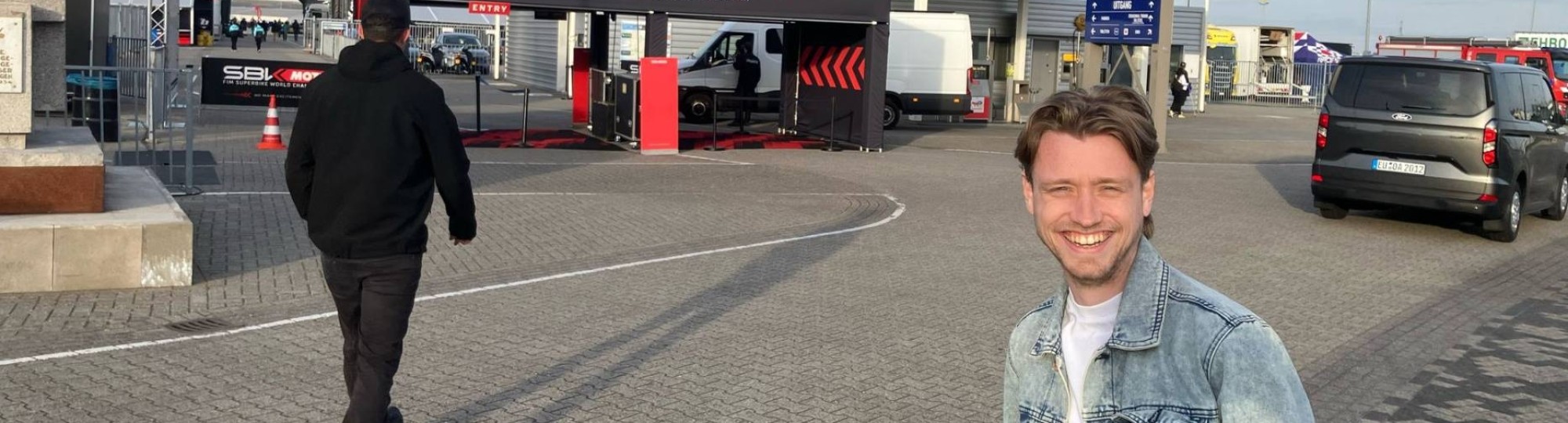 Bas, docent Automotive, bij de uitnodiging van Ten Kate motorsport voor WorldSBK-weekend