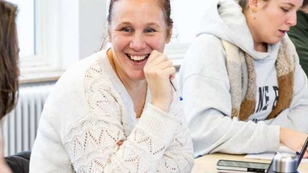 AMM LLO met studente Telma in gesprek in medestudenten
