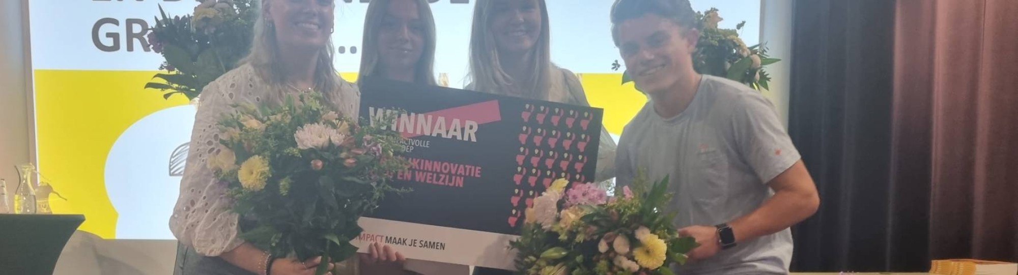 Winnaars van het Symposium Praktijkinnovatie in Zorg en Welzijn met hun prijs. Editie 2023.