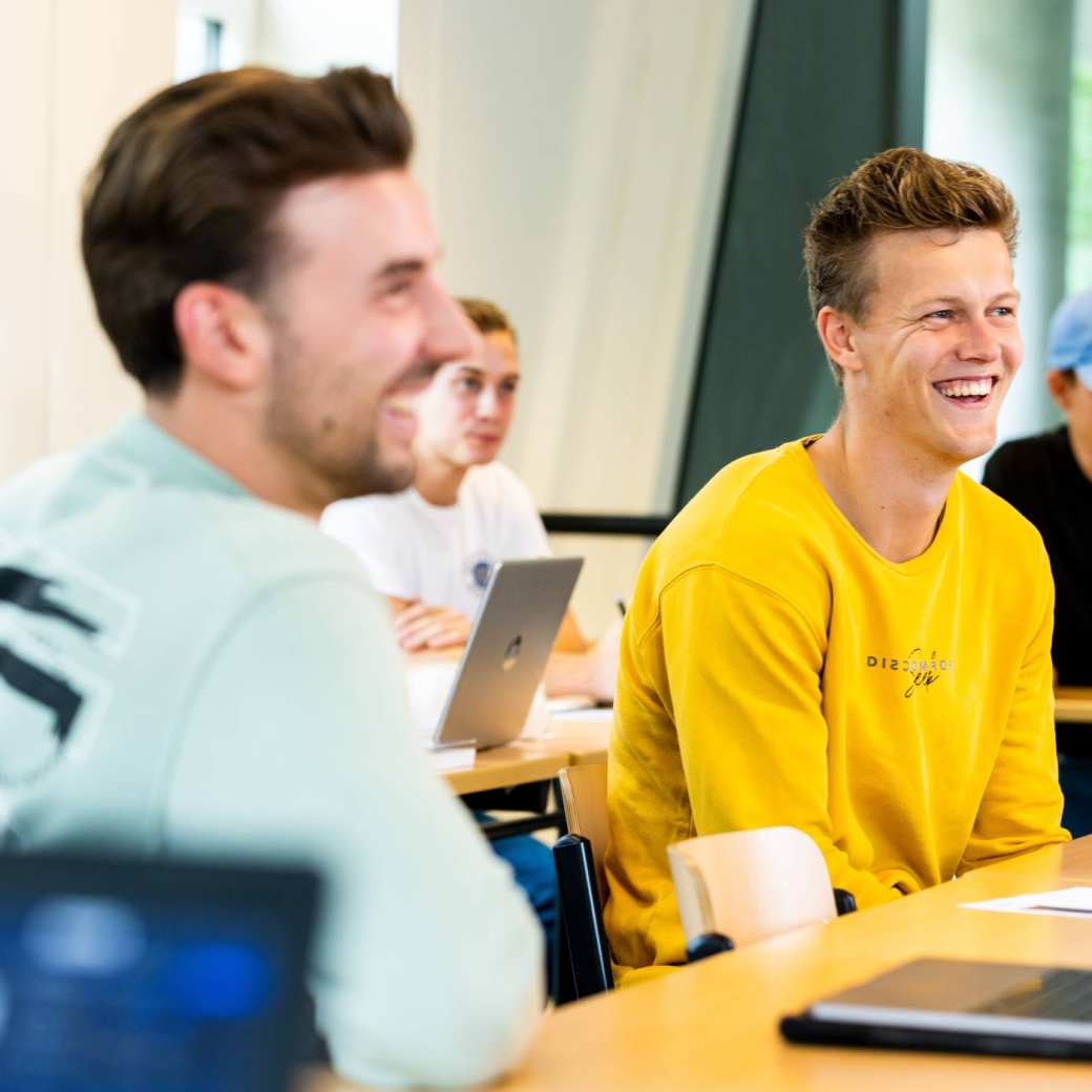 Studenten in gesprek en lachen