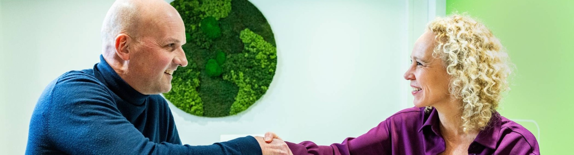 Leerambassadeurs schudden elkaar de hand