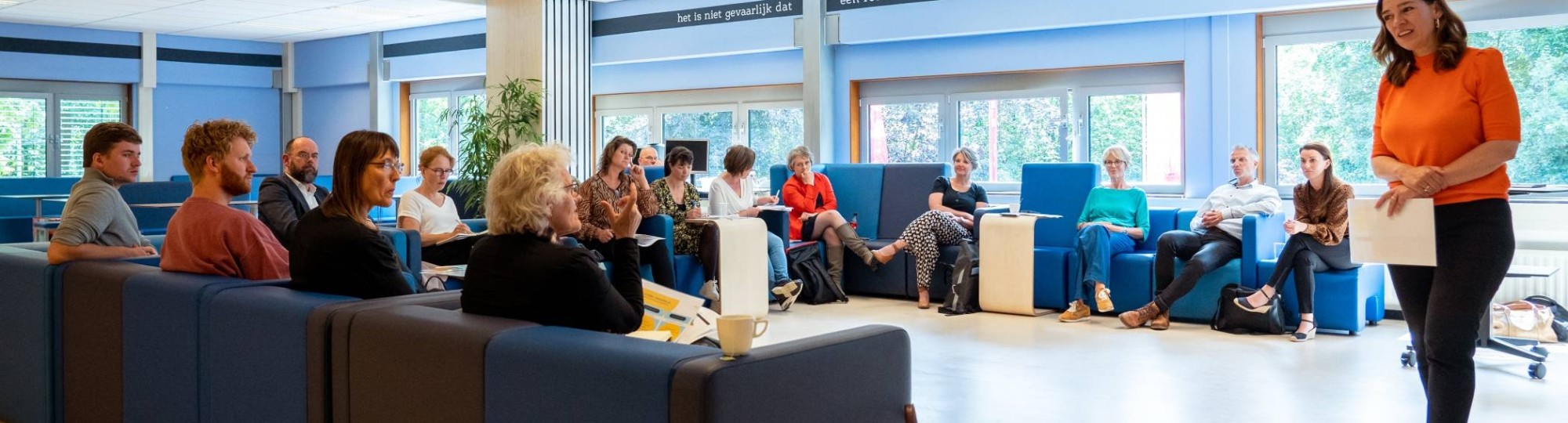 Het CvB bezoekt de Academie Educatie en volgt presentaties over flexibilisering van het onderwijs, samenwerken met het werkveld en organisatie-ontwikkeling. Geplaatst door HB.