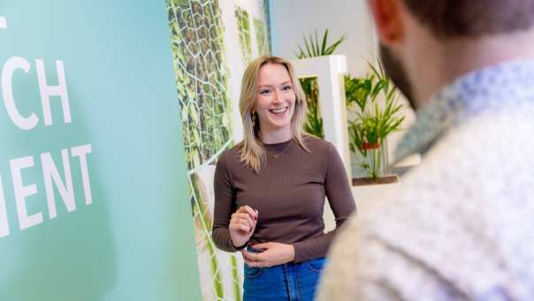 Finance-Tax-And-Advice_studenten-voor-afem-muur-3-0265_2023