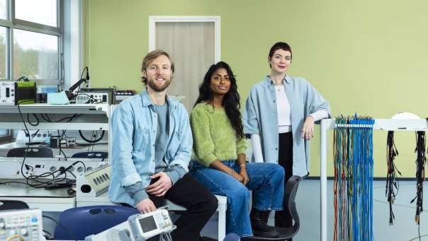 3 studenten op de Ruitenberglaan in Arnhem bij Automotive en Engineering.