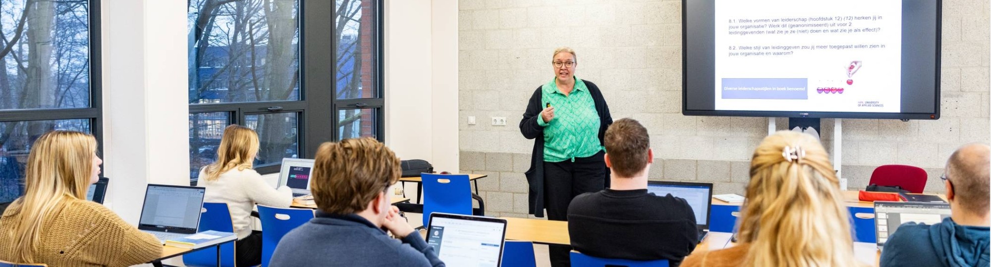 verschillende studenten van hbo Logistiek deeltijd in een klaslokaal op de HAN campus