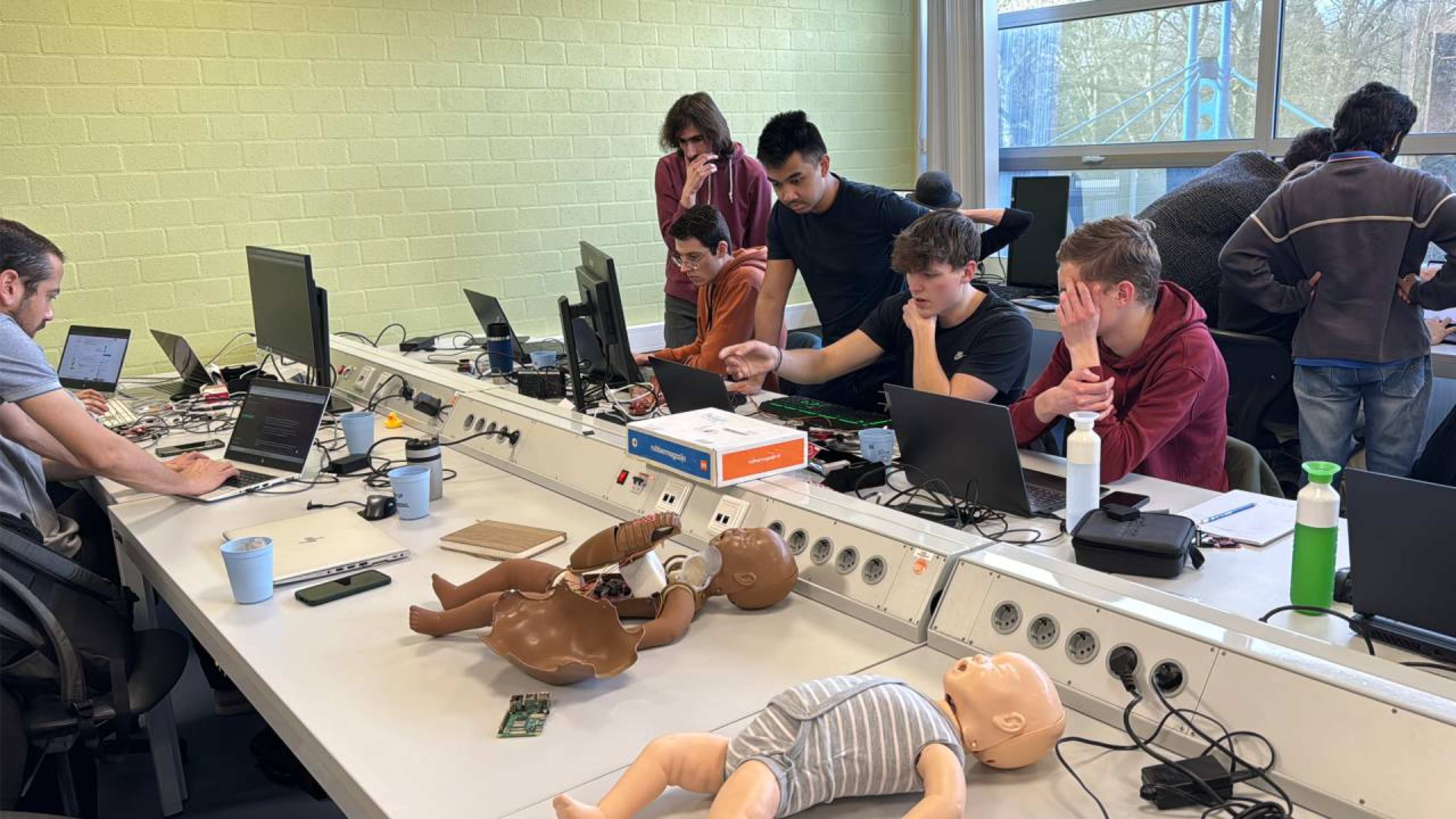 Sfeerbeeld van de hackathon voor het Utrechts UMC Wilhelmina Kinderziekenhuis als afsluiting van een semester programmeren bij Embedded Systems Engineering tijdens de Event Week van HAN Engineering en Automotive