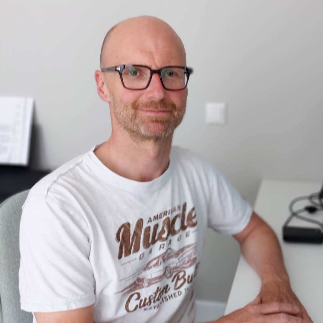 Onderzoeker en docent Velibor Peters geeft een interview over gezond werken en welke rol werkgevers daarin hebben.