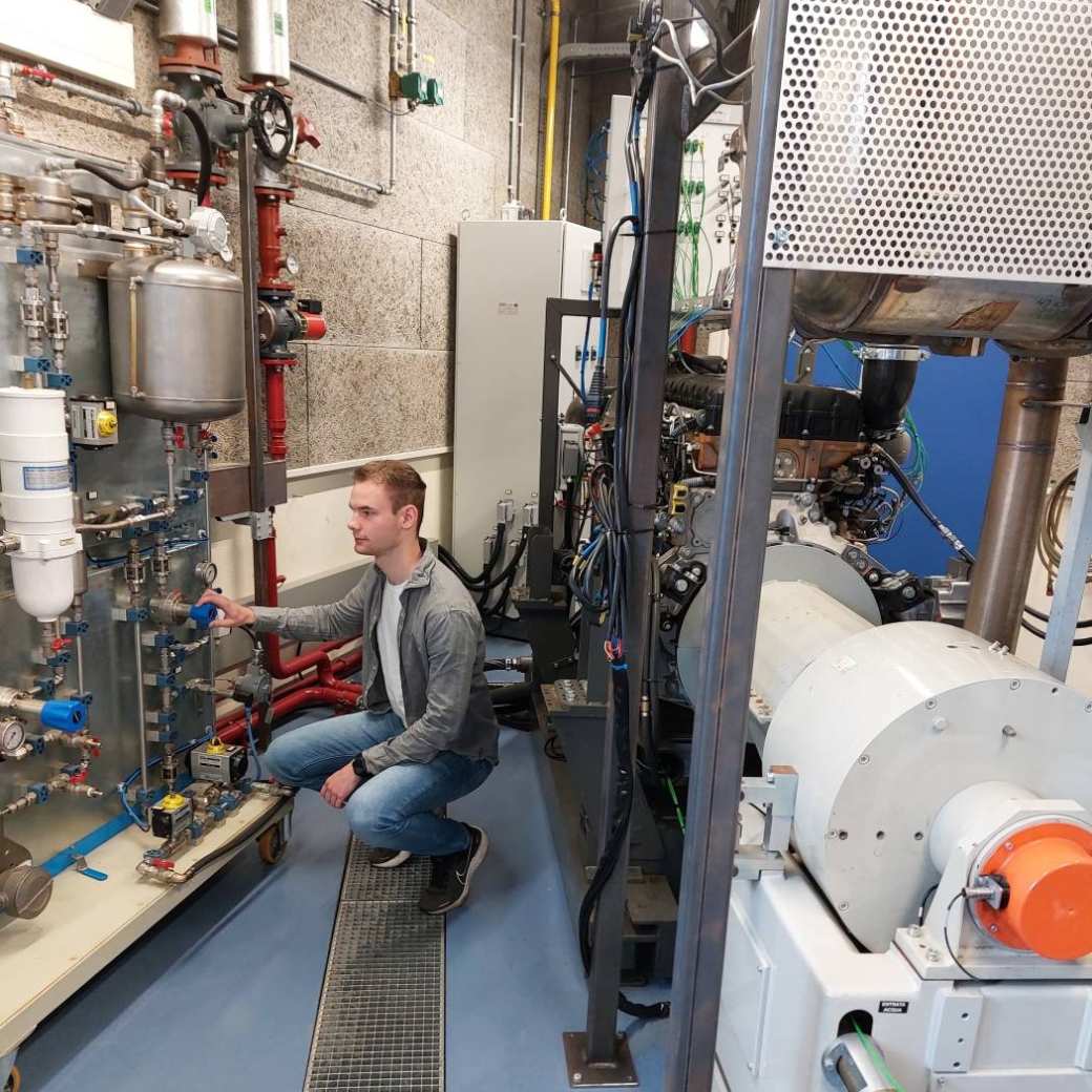  Welke energiestromen er zijn in de verbrandingsmotor en hoe groot zijn deze?. En waarom gaat het bepalen van de interne wrijvingsverliezen soms goed, maar soms ook helemaal niet? Student en stagiair Davey gaat onder andere met bovenstaande vraagstukken aan de slag. Dave heeft als specialisatie Power Train.