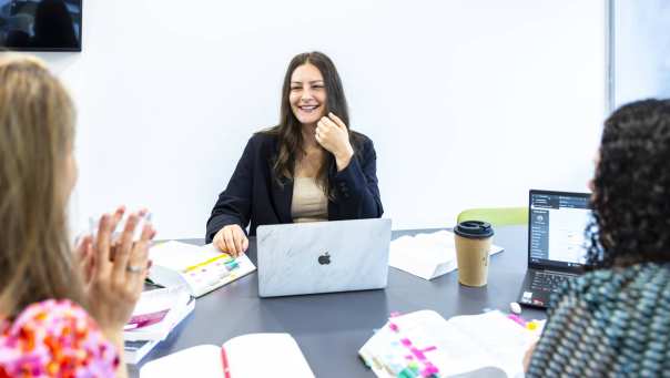 Studenten overleggen in een projectgroep