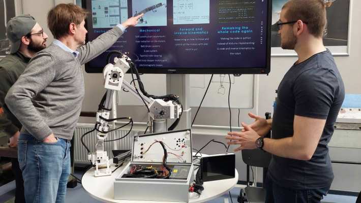 Sfeerfoto's Robotics-at-HAN middag met demo's van studenten. Twee studenten bij beeldscherm