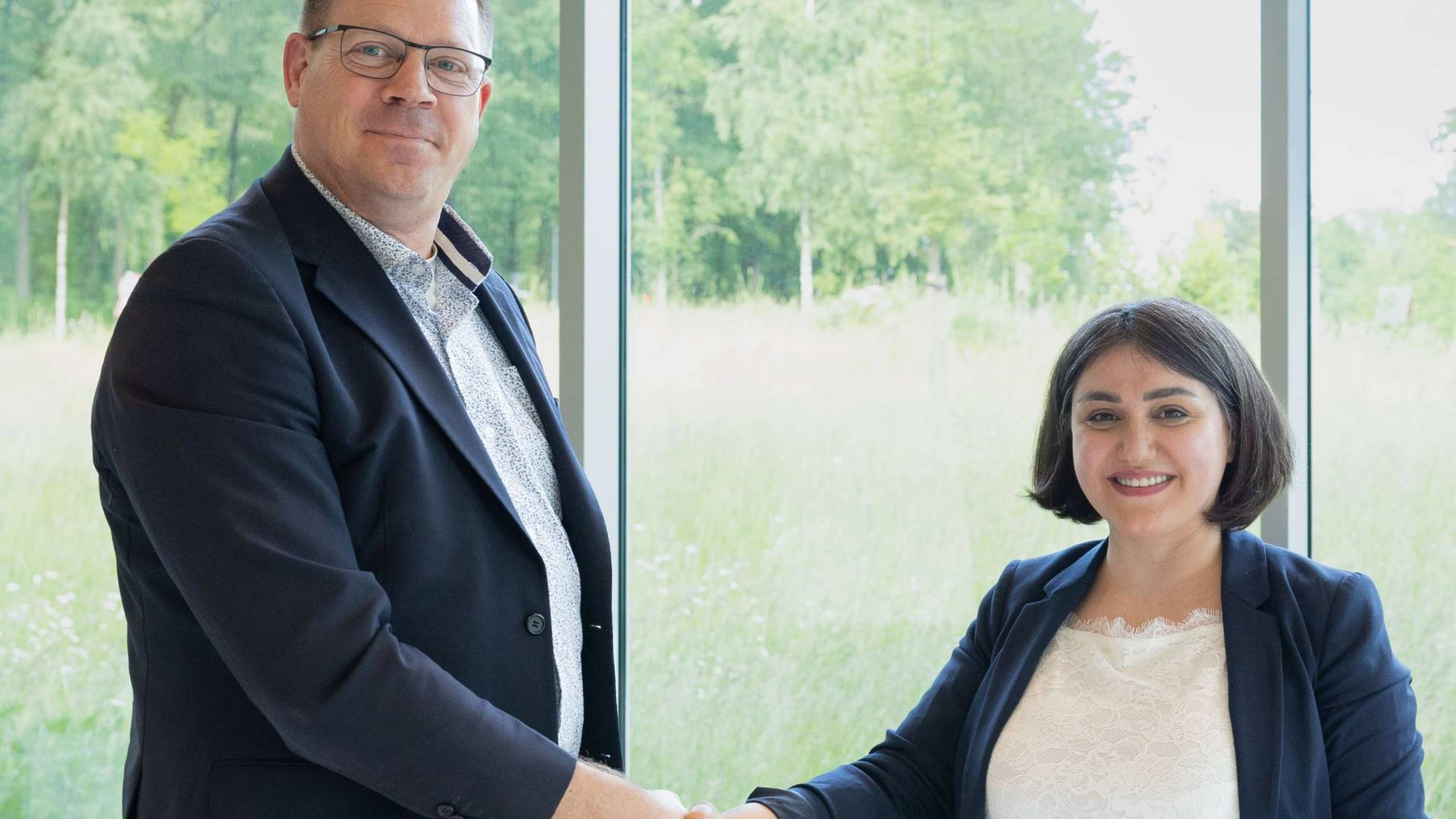 Gerrit Averesch, directeur HAN Academie Engineering en Automotive verwelkomt bijzonder lector Shima Mousavi Gargari.