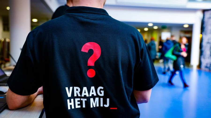 Shirt op de rug met de tekst vraag het mij tijdens open dag