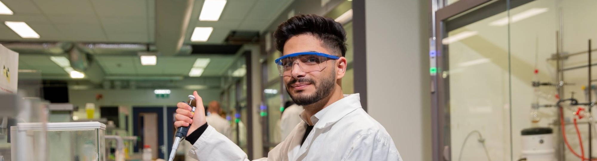 Syrisch vluchteling Gheyath Aloush doet de deeltijdopleiding Chemie
