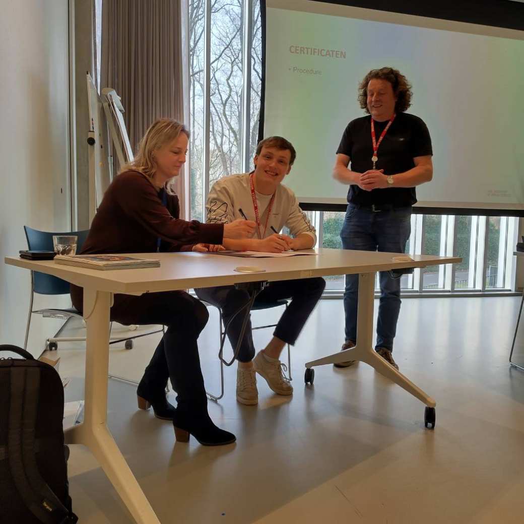 Steven van Ek ontvangt zijn certificaat voor de Power Minor van Inge Klappers van TenneT en Johan Brussen van de HAN