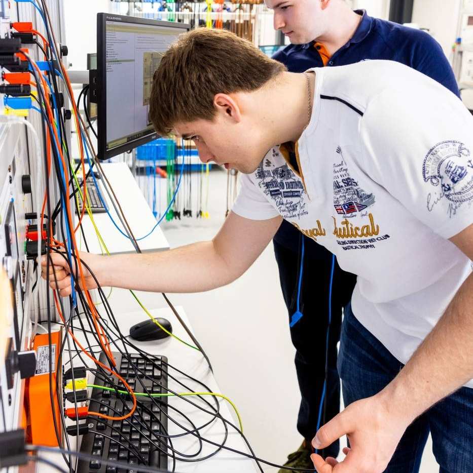 Master Engineering Systems - Sustainable Energy, twee internationale studenten werken aan Watts project