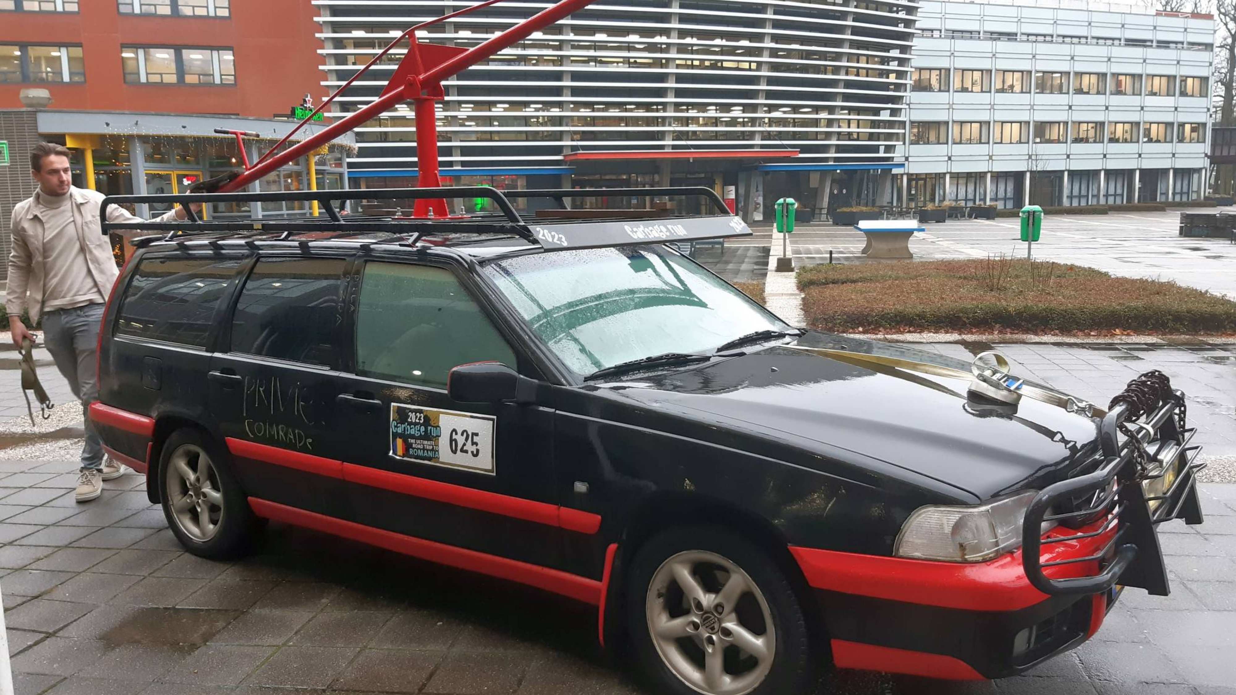 Voor zijn Vrij Project heeft Rutger Hazeleger, HAN-student Industrieel Product Ontwerpen (IPO), zijn stoute schoenen aangetrokken. Hij liet zijn onderbewuste Automotive-hart harder kloppen en kocht een oude Volvo. Deze knapte hij op met als doel: deelnemen aan de Carbage Run!