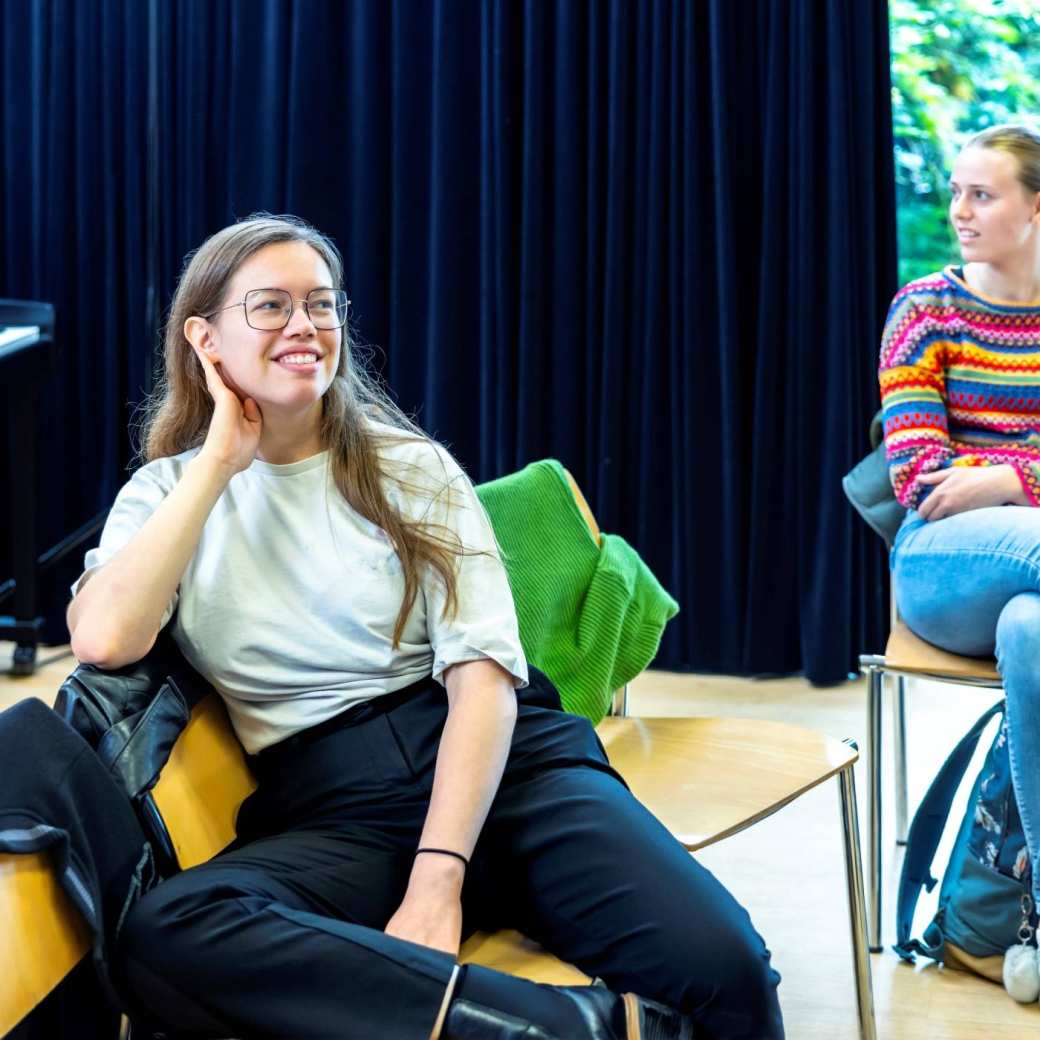 Een foto van studenten HAN Social Work tijdens een creatieve vak.