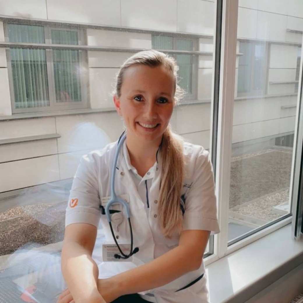 portretfoto PA student Jill Muijrers met stethoscoop
