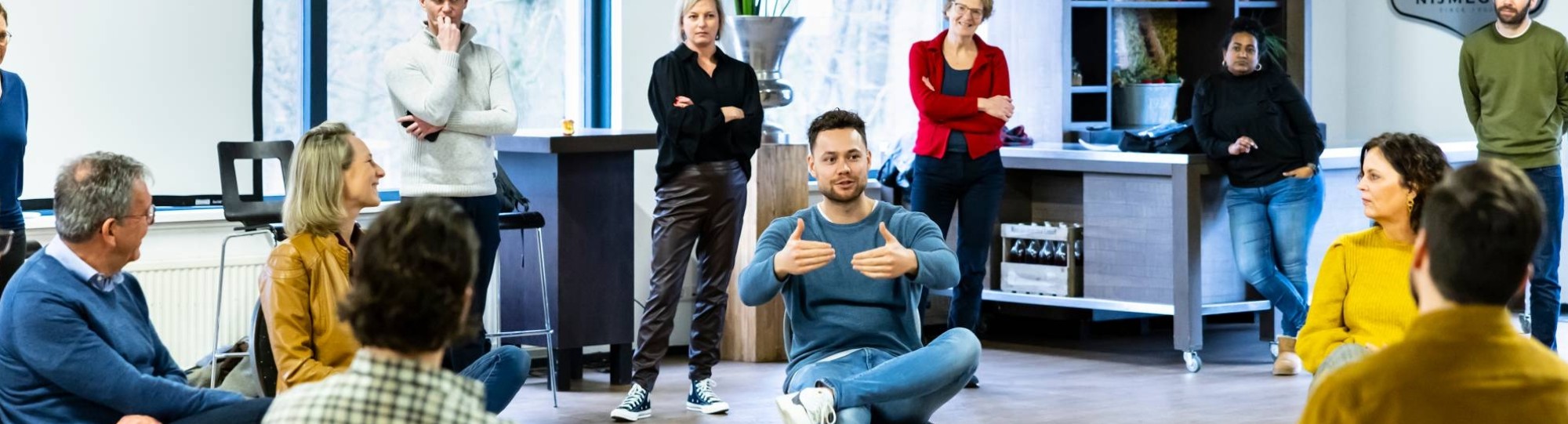 foto van een kringgesprek tijdens de wasstraat bij de NEC lounge in het goffertpark 