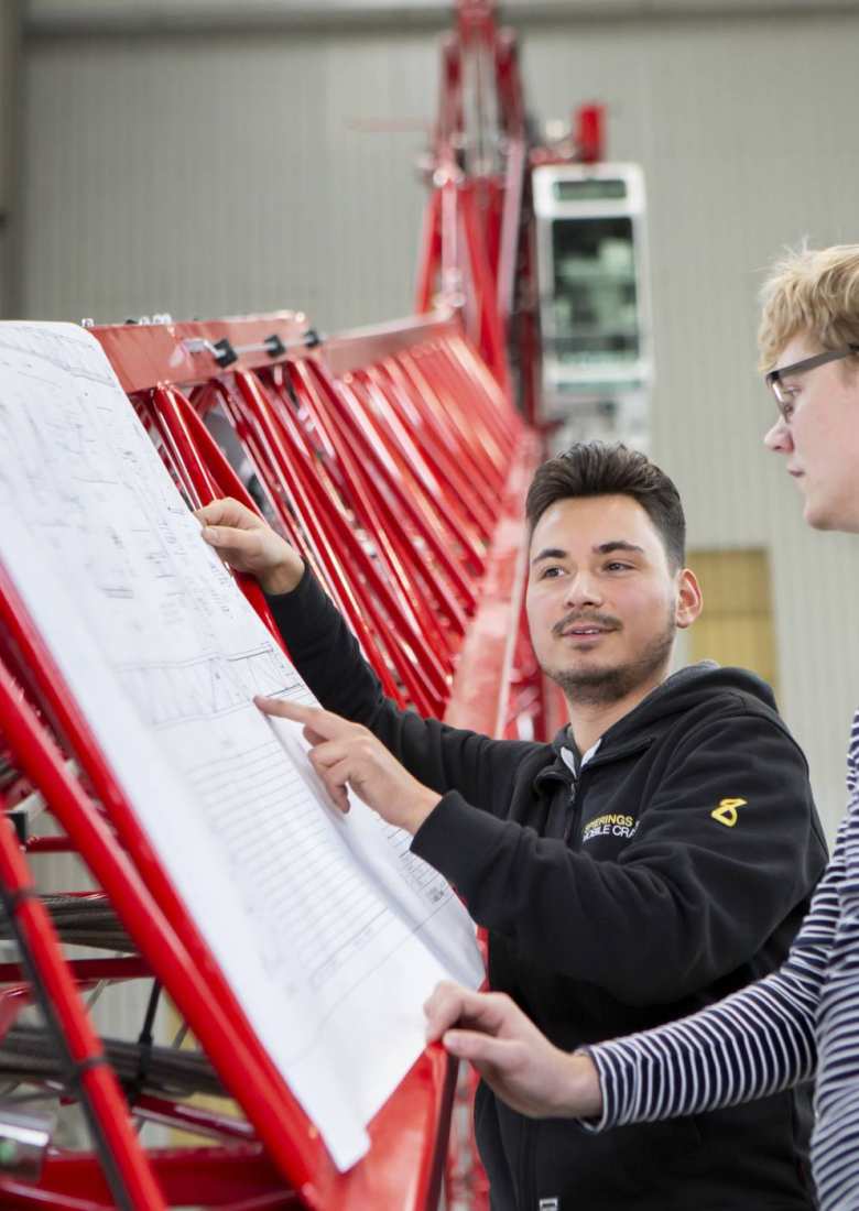 Rechtenvrije afbeelding van twee Werktuigbouwkunde studenten uit de techniekbeeldbank. Academie Engineering en Automotive.