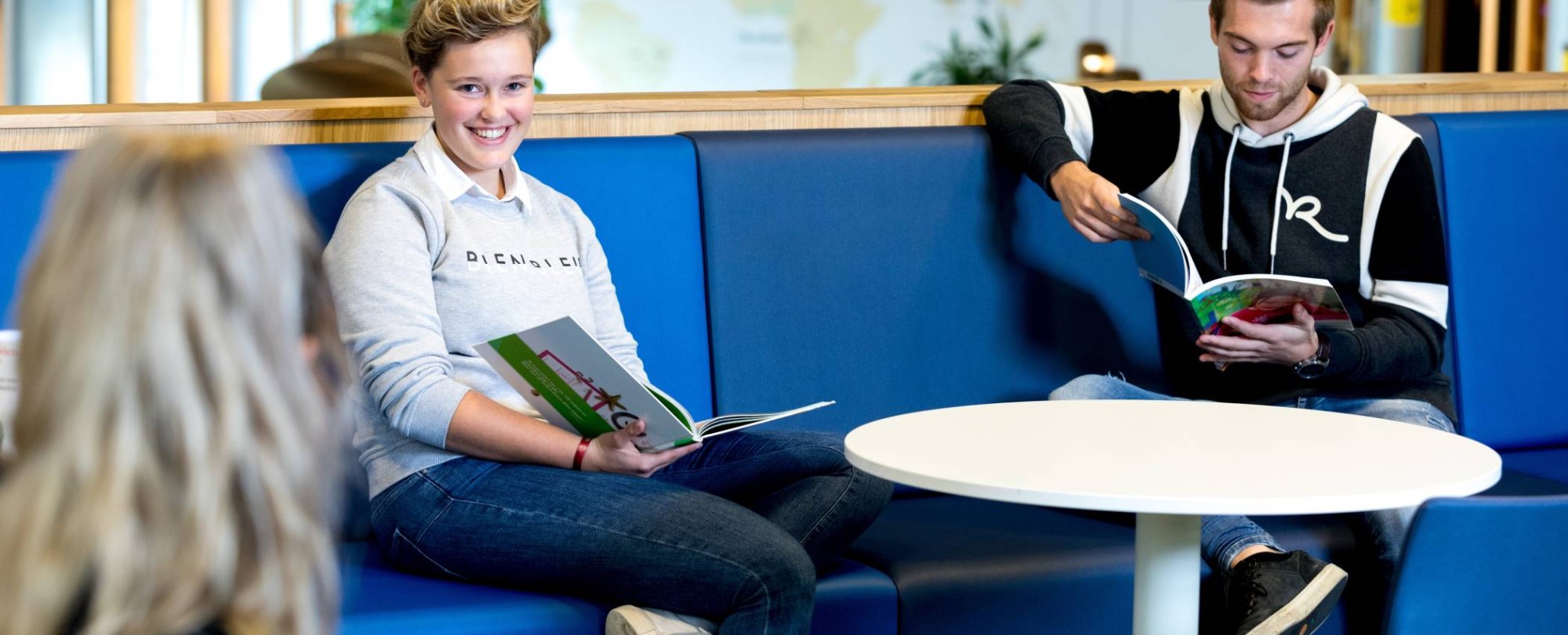 Studenten Lezen met de Leescyclus lezen een boek en lachen.