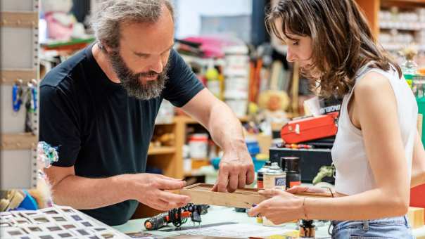 Studente Vaktherapie koopt materialen in het HAN winkeltje voor praktijk materialen.