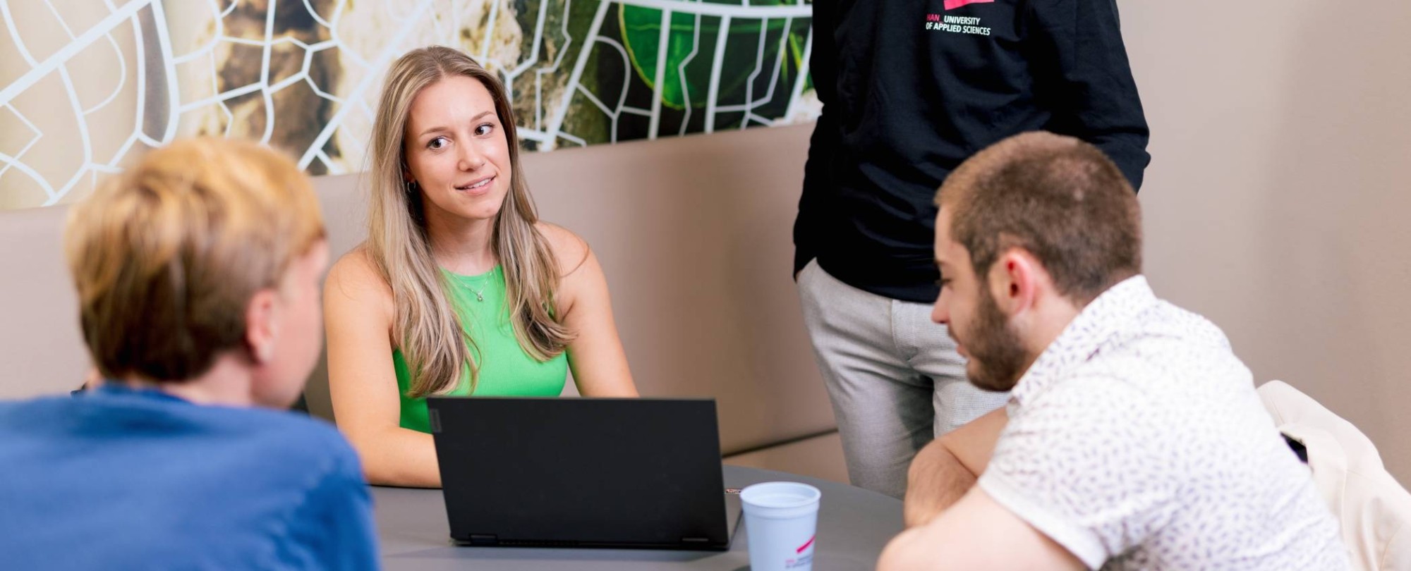 3 HAN studenten Finance, Tax and Advice krijge instructie van een docent