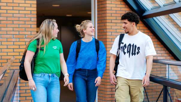 Studenten lopen over de gang op de HAN in Nijmegen