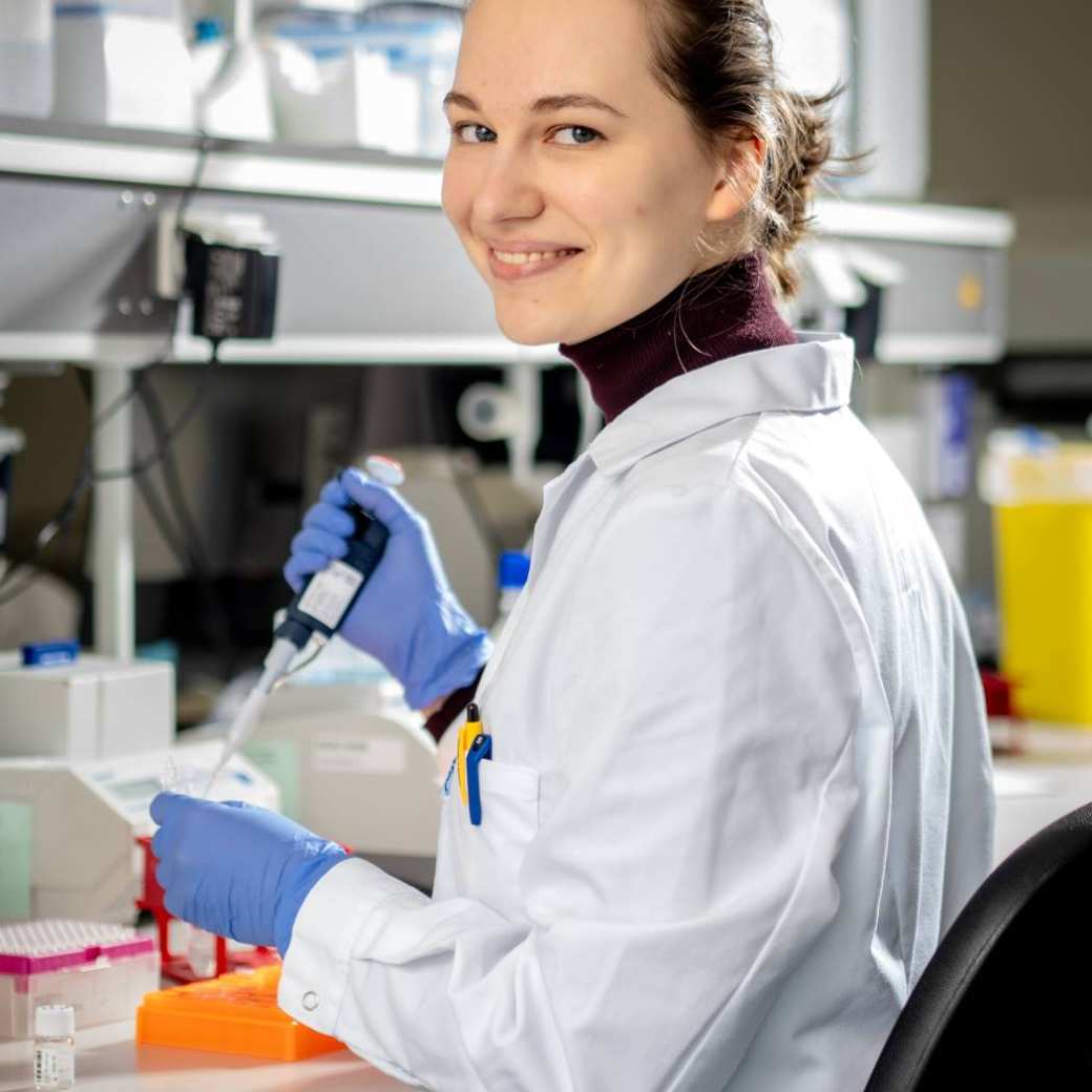 Master molecular life sciences. Elena Krivosheeva in het laboratorum met pipet. Ze kijkt om en glimlacht