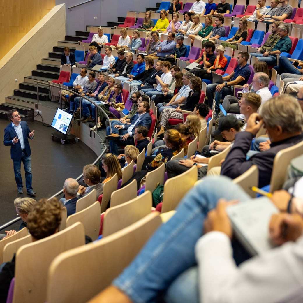 Auditorium gevuld met deelnemers tijdens de plenaire sessie tijdens de Masterclass AI van het Business Service Center en OndernemersLab Nijmegen.