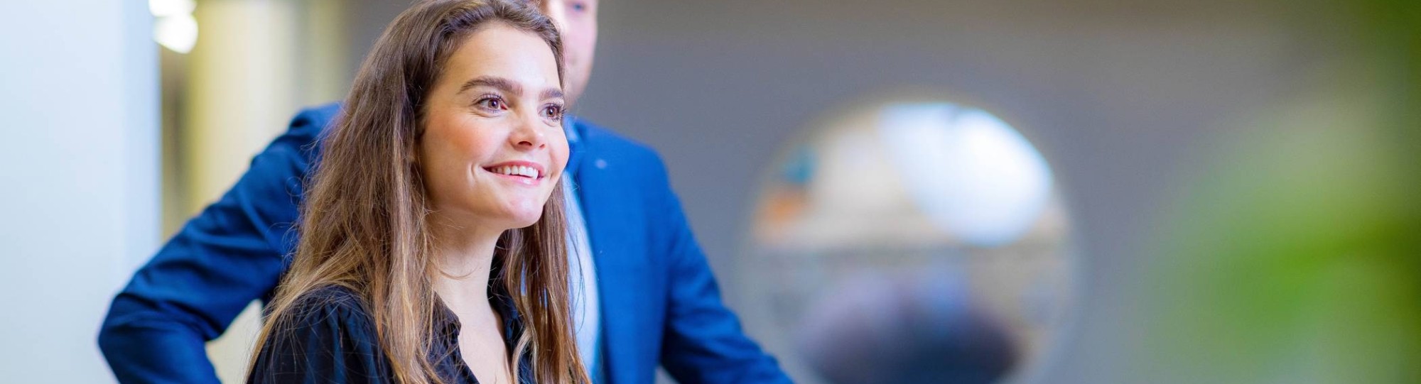 Student van de master Business Sales aandachtig luisterend naar medestudent.