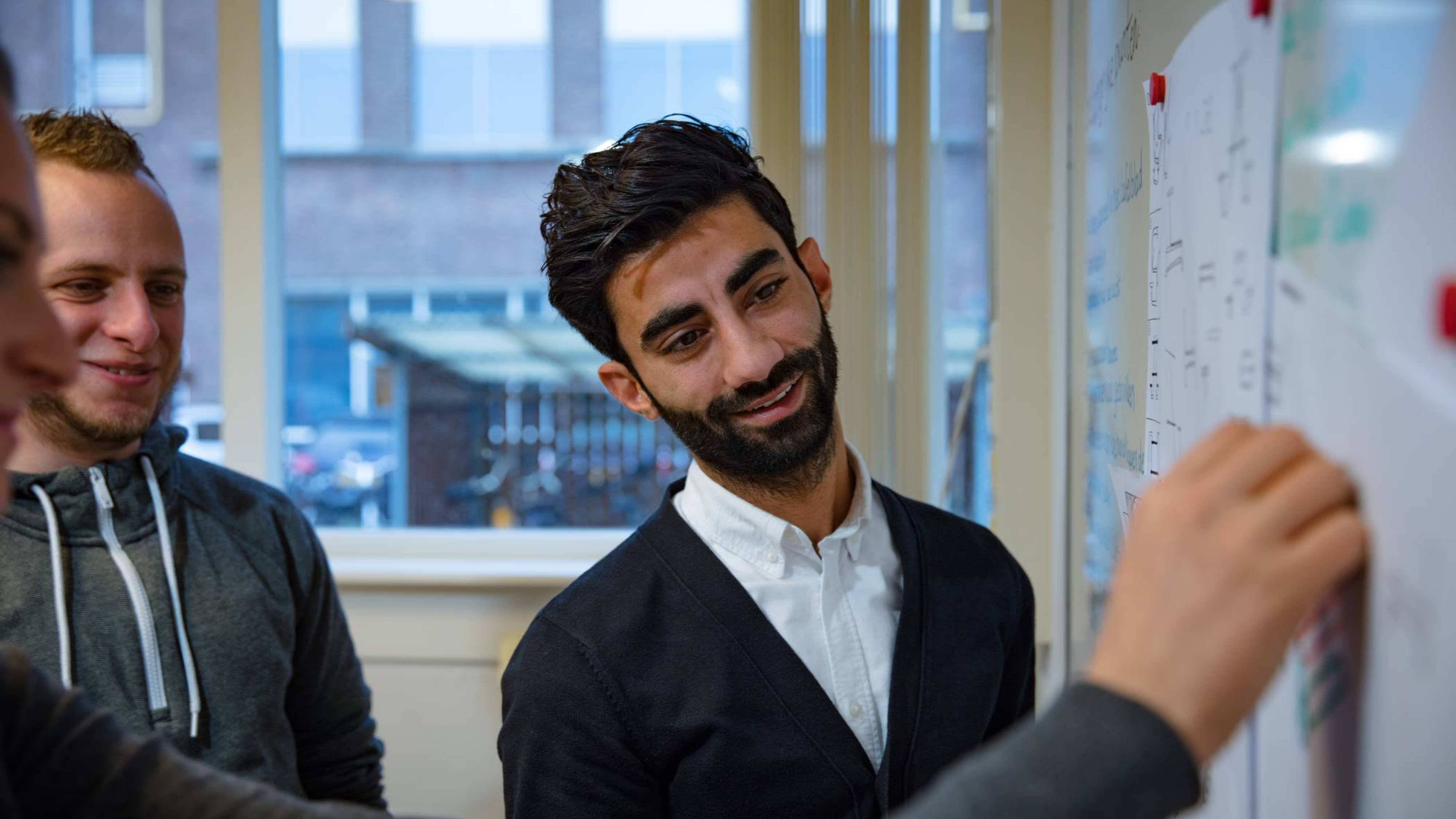Anwar Manlusadoon bij het project Solarmeubel bij het MIC op het IPKW. Fabian van Dijk kijkt toe. SEE, SEECE, hybride leeromgeving, Powerlab, Engineering,