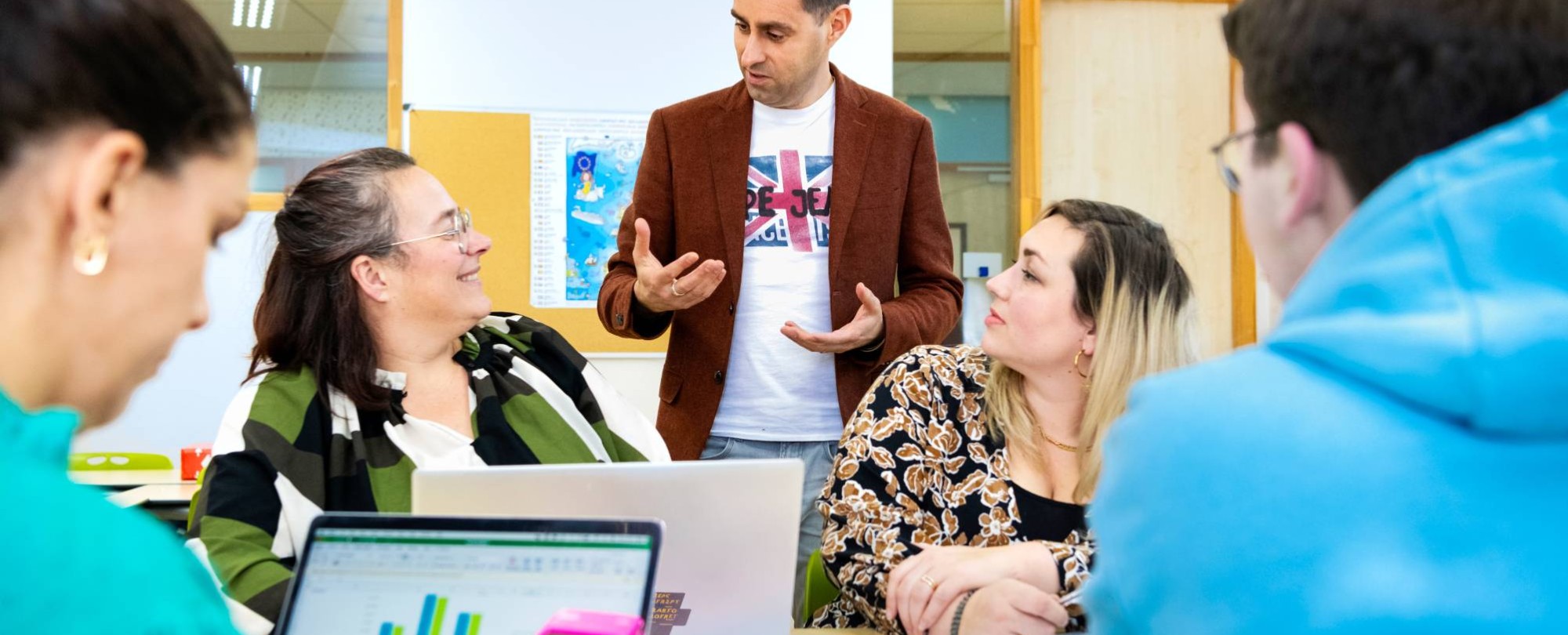 Student geeft les en leerlingen kijken naar hem op